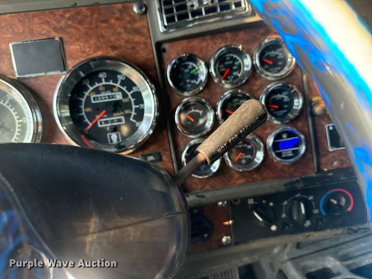 image for item EE7489 2004 Kenworth T800 semi truck