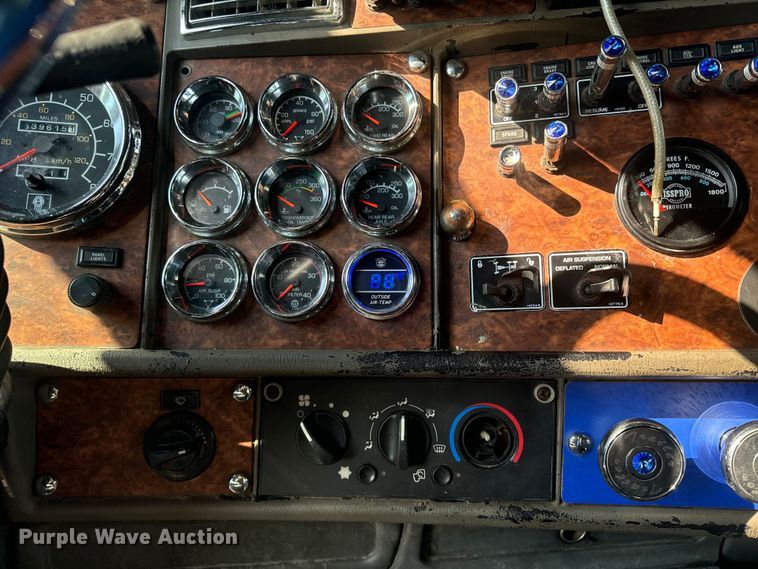 image for item EE7489 2004 Kenworth T800 semi truck