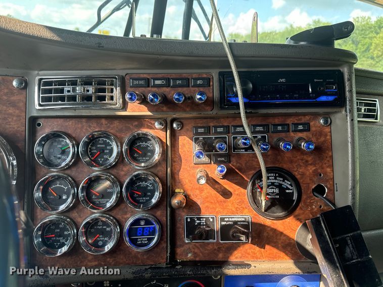 image for item EE7489 2004 Kenworth T800 semi truck