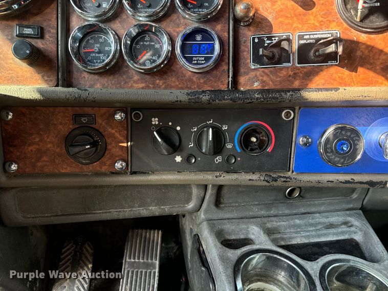 image for item EE7489 2004 Kenworth T800 semi truck