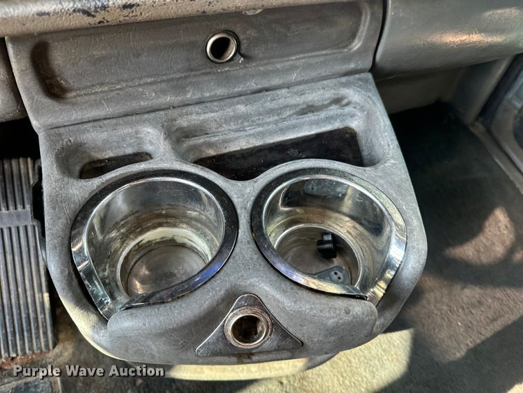 image for item EE7489 2004 Kenworth T800 semi truck