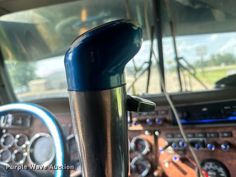 image for item EE7489 2004 Kenworth T800 semi truck