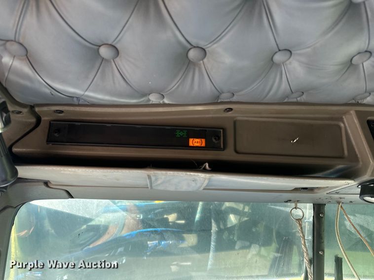 image for item EE7489 2004 Kenworth T800 semi truck