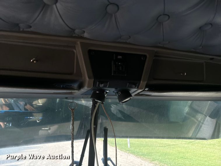 image for item EE7489 2004 Kenworth T800 semi truck