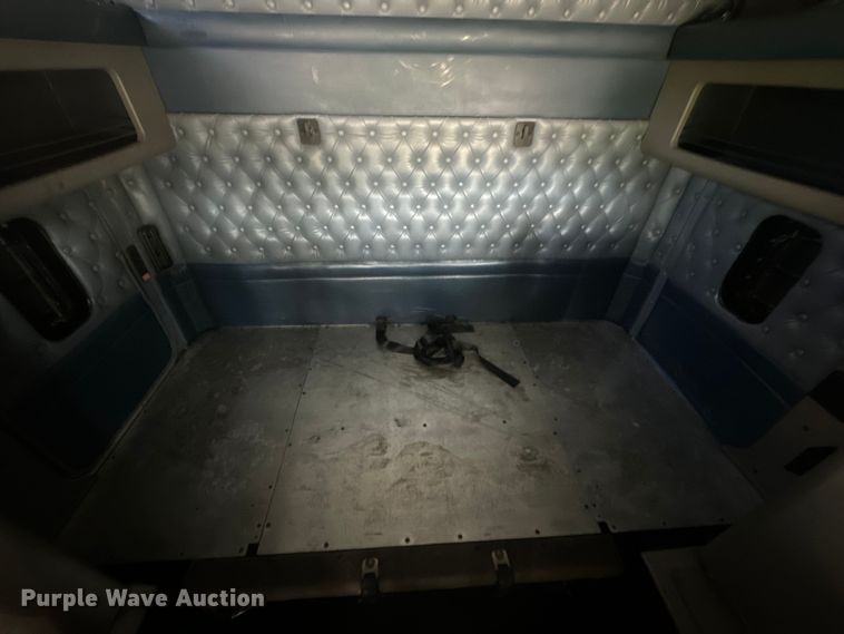 image for item EE7489 2004 Kenworth T800 semi truck