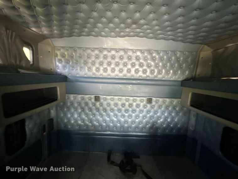 image for item EE7489 2004 Kenworth T800 semi truck