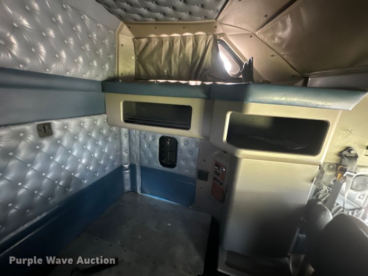 image for item EE7489 2004 Kenworth T800 semi truck