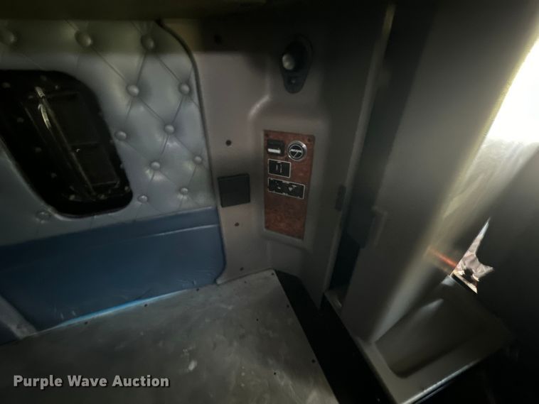 image for item EE7489 2004 Kenworth T800 semi truck