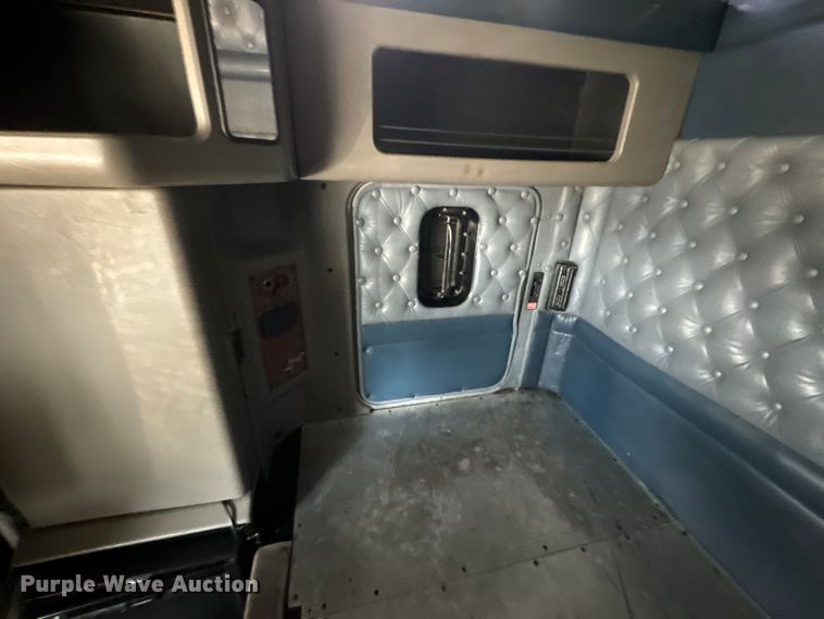 image for item EE7489 2004 Kenworth T800 semi truck