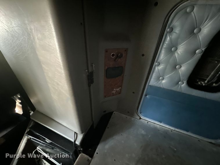 image for item EE7489 2004 Kenworth T800 semi truck