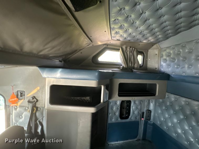 image for item EE7489 2004 Kenworth T800 semi truck