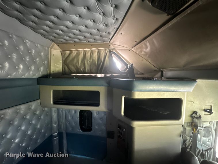 image for item EE7489 2004 Kenworth T800 semi truck