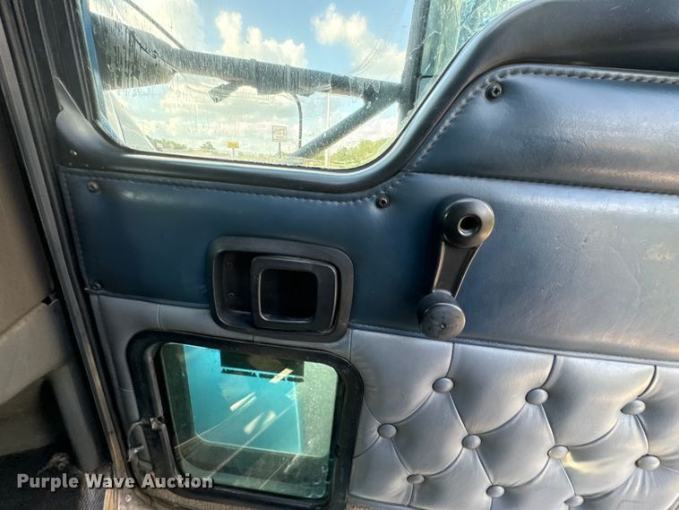 image for item EE7489 2004 Kenworth T800 semi truck