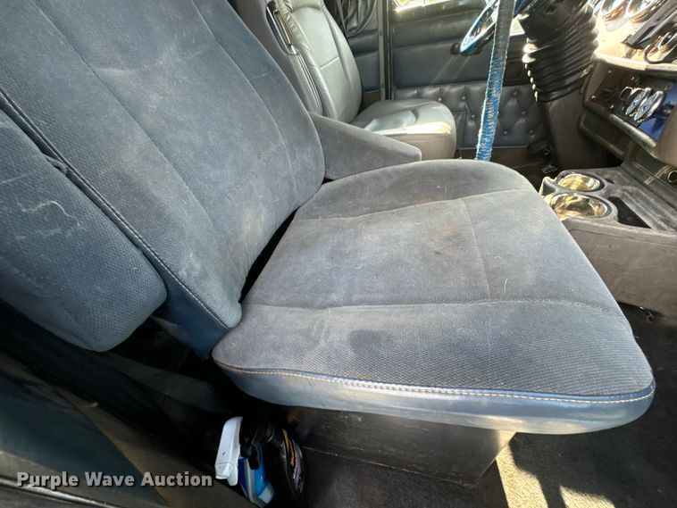 image for item EE7489 2004 Kenworth T800 semi truck