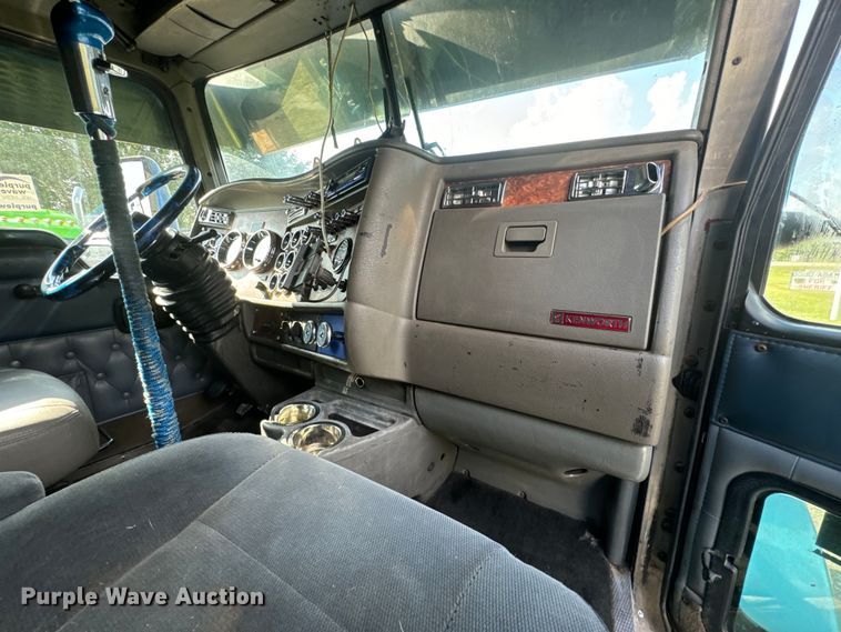 image for item EE7489 2004 Kenworth T800 semi truck