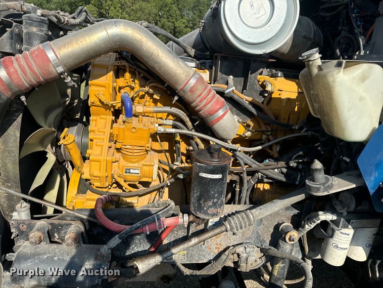 image for item EE7489 2004 Kenworth T800 semi truck