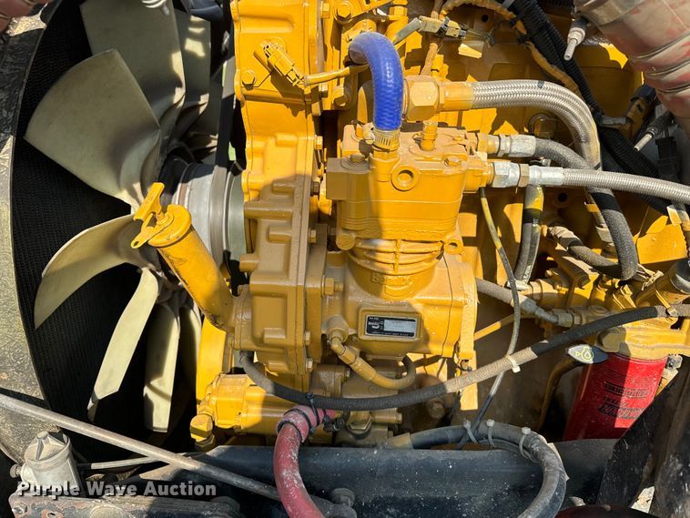 image for item EE7489 2004 Kenworth T800 semi truck