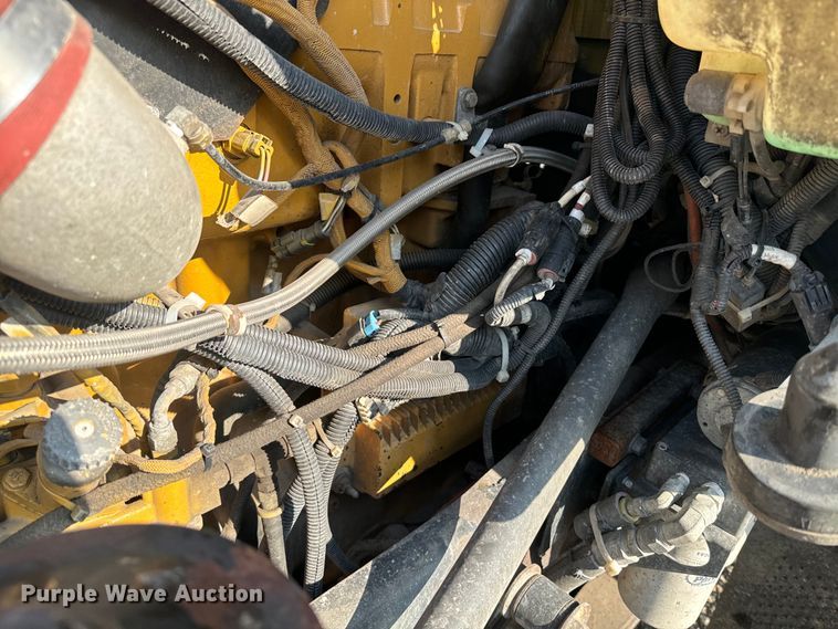 image for item EE7489 2004 Kenworth T800 semi truck