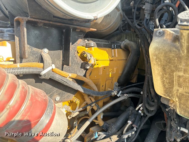 image for item EE7489 2004 Kenworth T800 semi truck