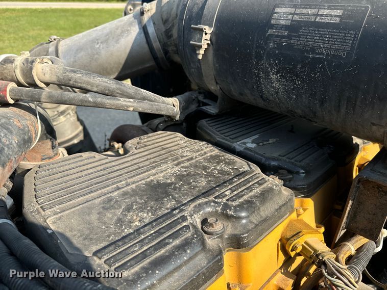 image for item EE7489 2004 Kenworth T800 semi truck