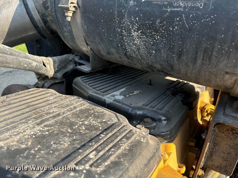 image for item EE7489 2004 Kenworth T800 semi truck