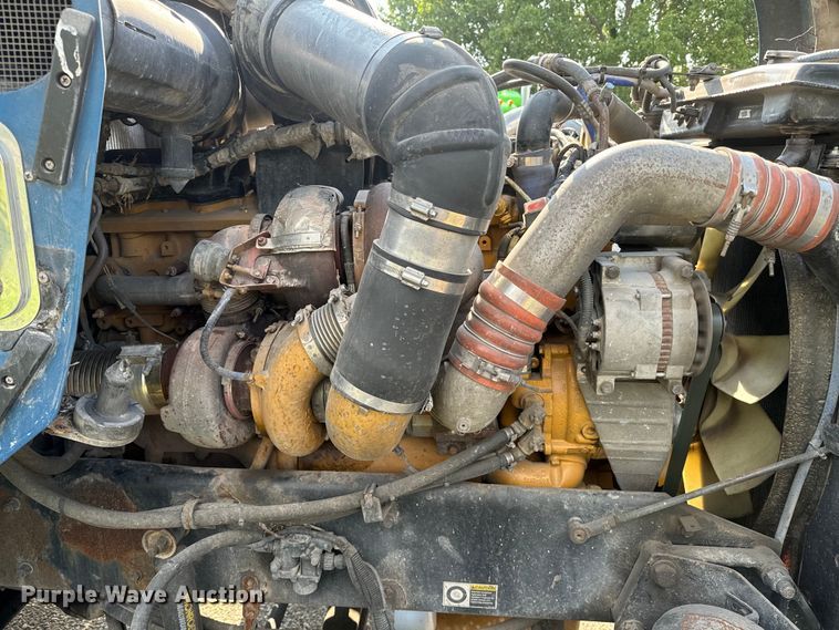 image for item EE7489 2004 Kenworth T800 semi truck