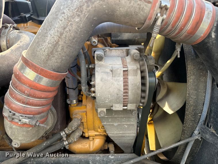 image for item EE7489 2004 Kenworth T800 semi truck