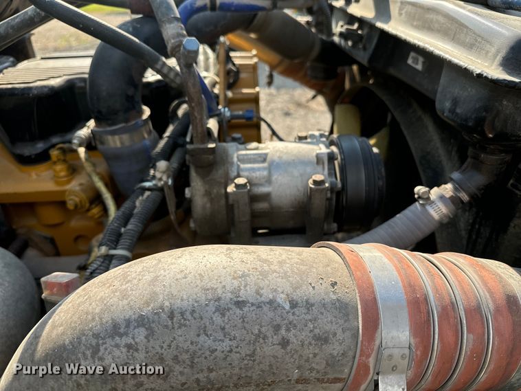 image for item EE7489 2004 Kenworth T800 semi truck