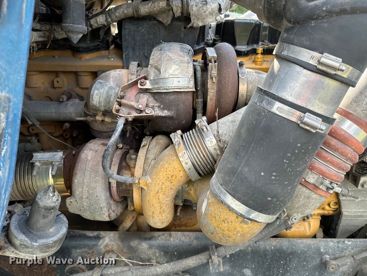 image for item EE7489 2004 Kenworth T800 semi truck