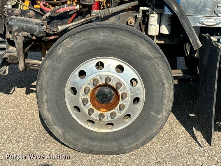 image for item EE7489 2004 Kenworth T800 semi truck