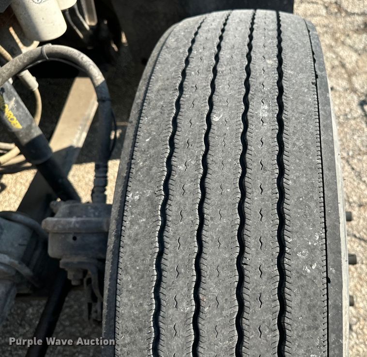 image for item EE7489 2004 Kenworth T800 semi truck