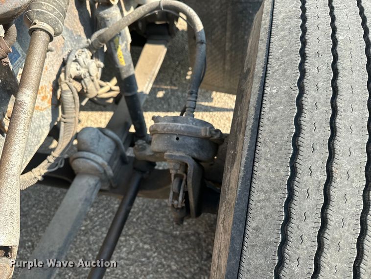 image for item EE7489 2004 Kenworth T800 semi truck