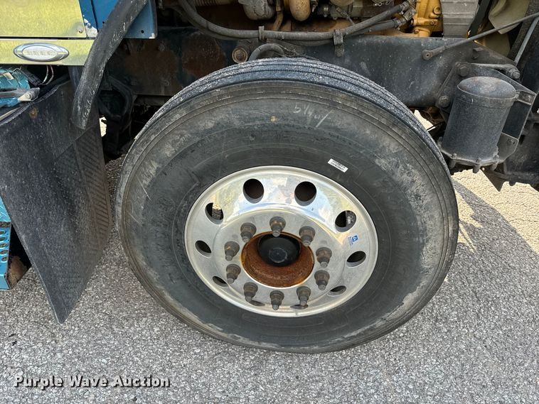 image for item EE7489 2004 Kenworth T800 semi truck