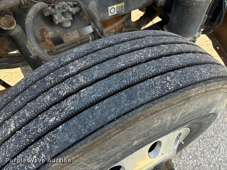 image for item EE7489 2004 Kenworth T800 semi truck