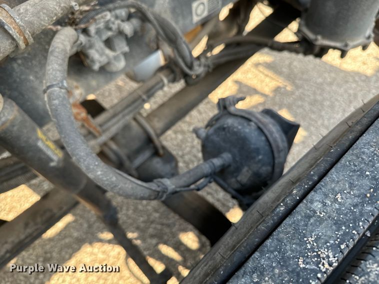 image for item EE7489 2004 Kenworth T800 semi truck