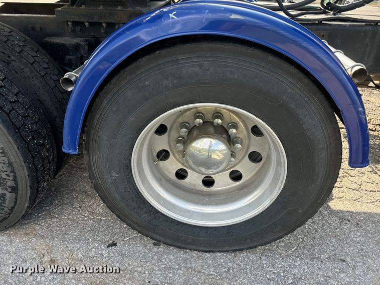 image for item EE7489 2004 Kenworth T800 semi truck