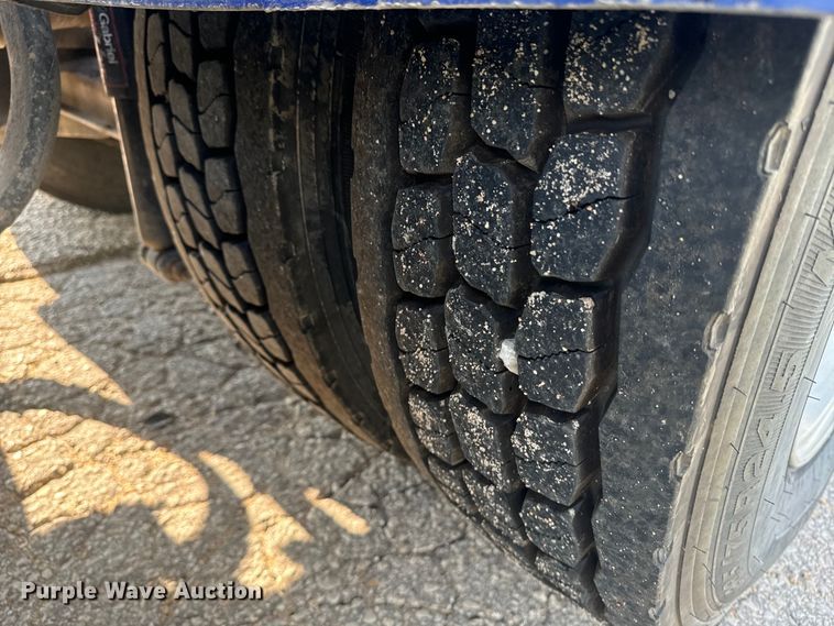 image for item EE7489 2004 Kenworth T800 semi truck