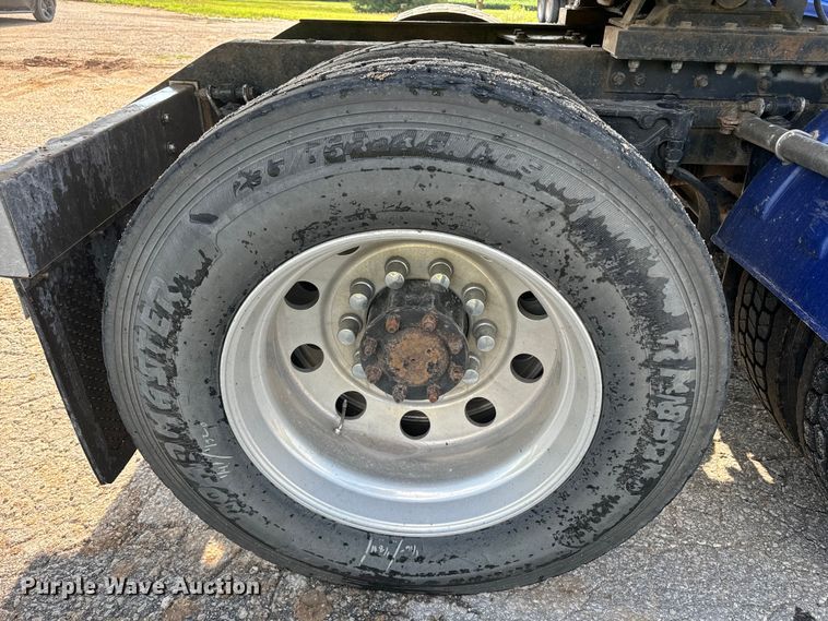 image for item EE7489 2004 Kenworth T800 semi truck