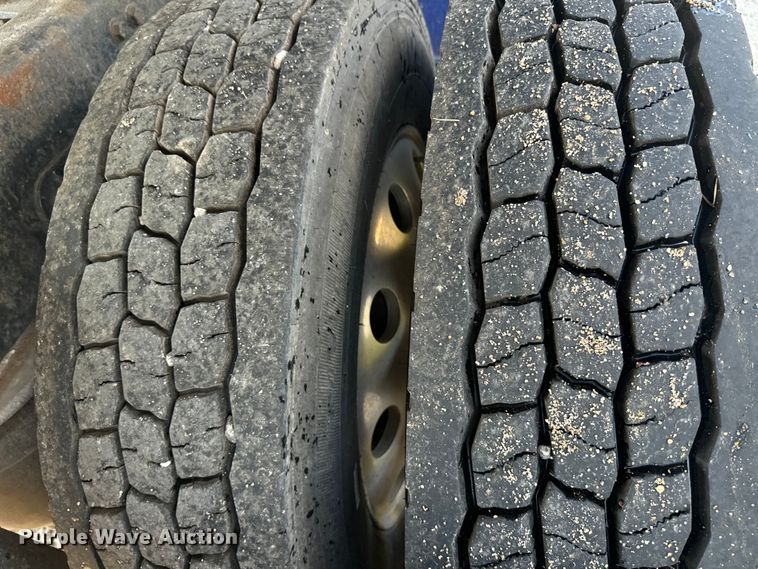 image for item EE7489 2004 Kenworth T800 semi truck