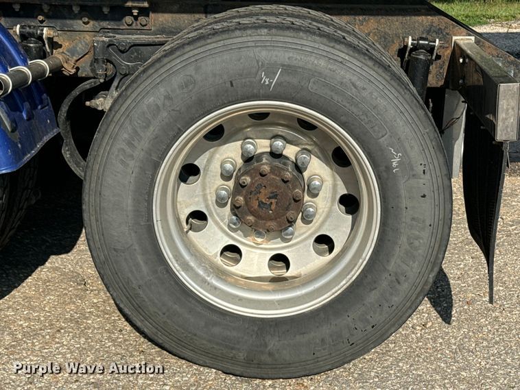 image for item EE7489 2004 Kenworth T800 semi truck