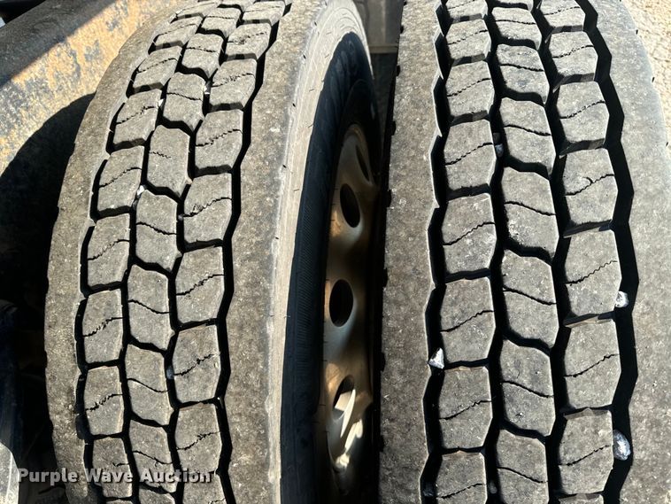 image for item EE7489 2004 Kenworth T800 semi truck