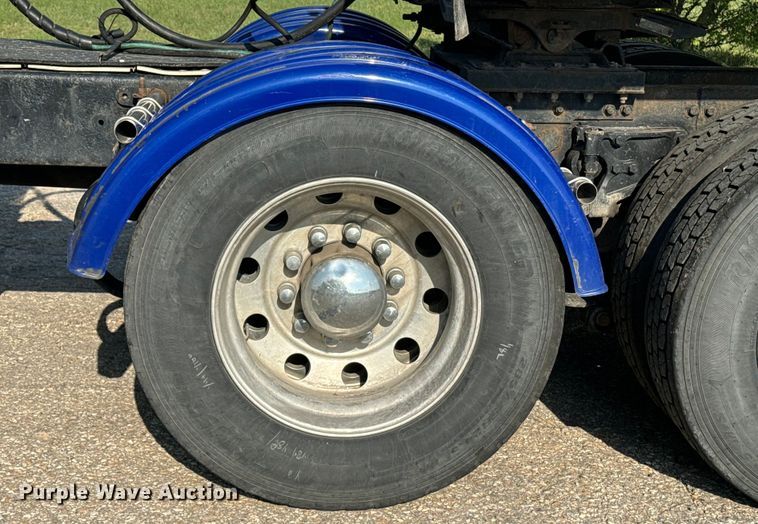 image for item EE7489 2004 Kenworth T800 semi truck