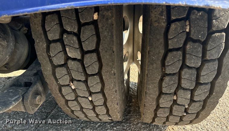 image for item EE7489 2004 Kenworth T800 semi truck