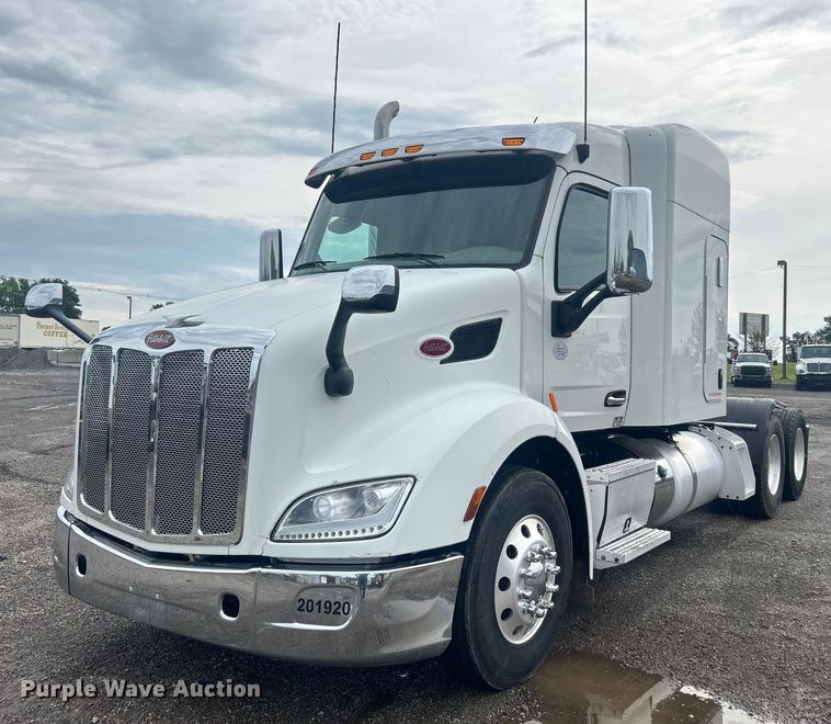image for item EG0683 2019 Peterbilt  579 semi truck