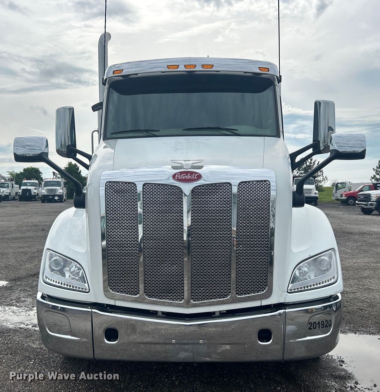 image for item EG0683 2019 Peterbilt  579 semi truck