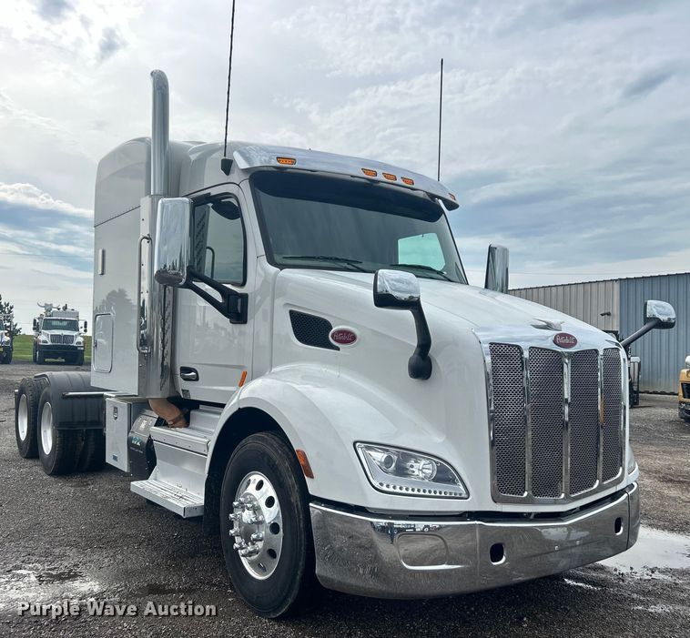 image for item EG0683 2019 Peterbilt  579 semi truck