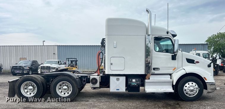 image for item EG0683 2019 Peterbilt  579 semi truck