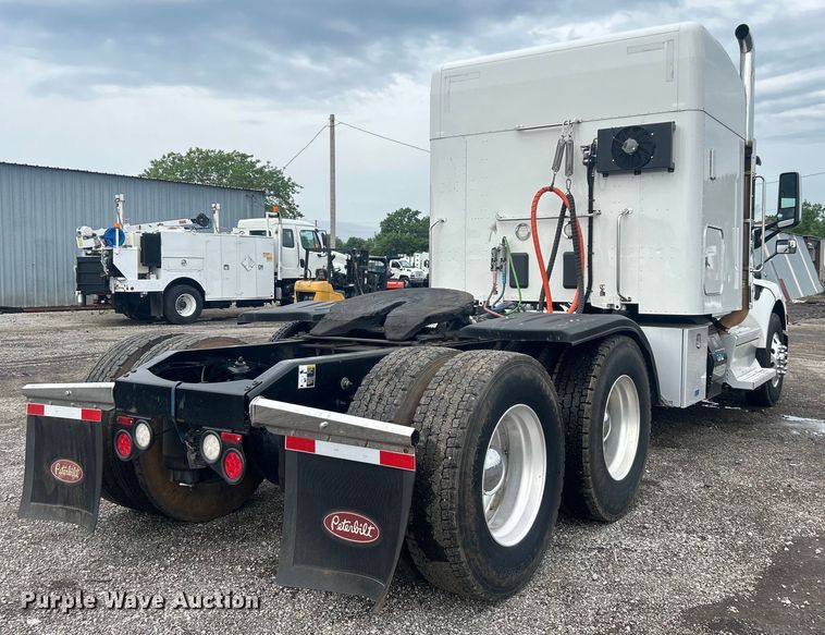image for item EG0683 2019 Peterbilt  579 semi truck