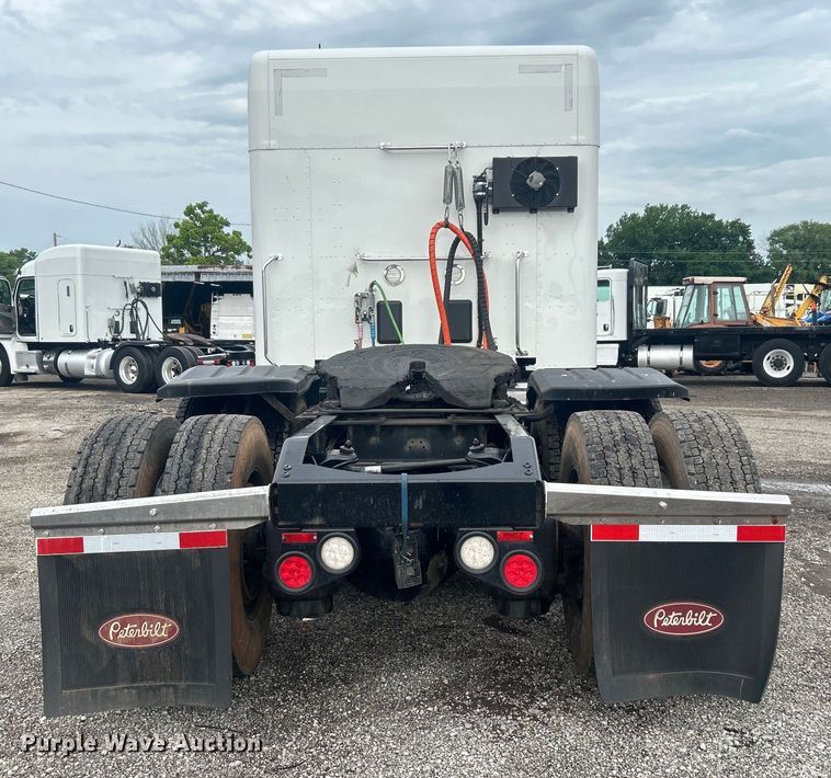 image for item EG0683 2019 Peterbilt  579 semi truck
