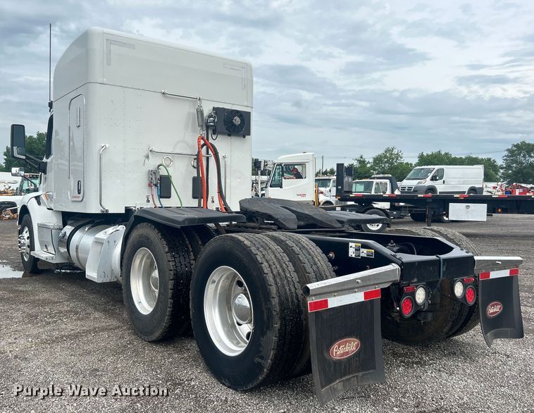 image for item EG0683 2019 Peterbilt  579 semi truck